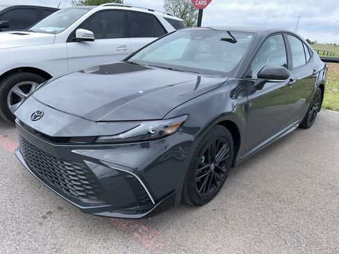 Used 2025 Toyota Camry SE w/ Convenience Package image 1