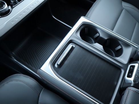 New 2025 Ford Expedition Active image 11