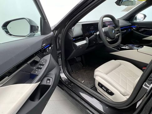 Certified 2025 BMW 530i image 21