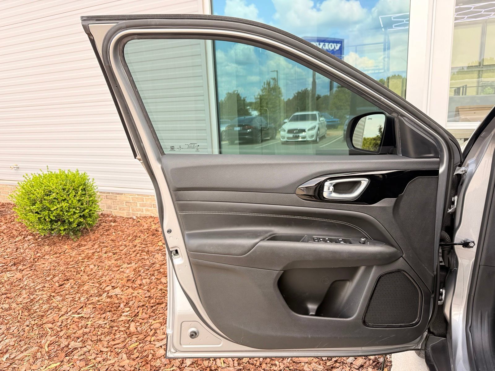 Used 2023 Jeep Compass Latitude AWD/4WD image 13