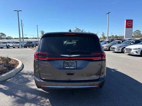 Used 2023 Chrysler Pacifica Touring-L image 6