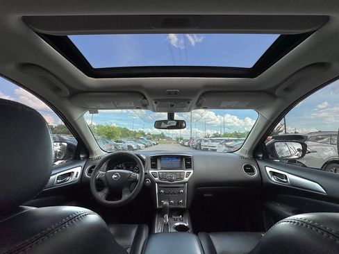 Used 2018 Nissan Pathfinder SL w/ SL Premium Package FWD image 3