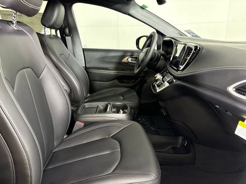 New 2027 Chrysler Pacifica Select FWD image 14