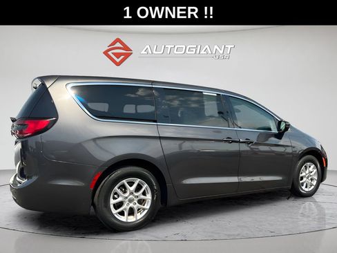 Used 2023 Chrysler Pacifica Touring-L FWD image 8