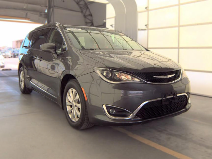 Used 2018 Chrysler Pacifica Touring-L Plus FWD image 3