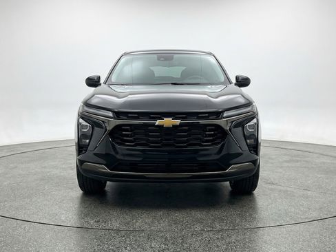 Used 2025 Chevrolet Trax LT image 2