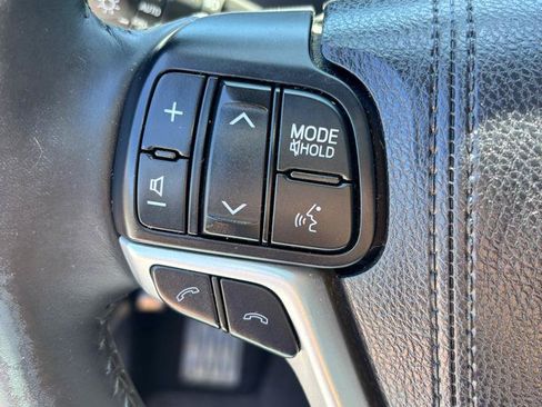 Used 2017 Toyota Highlander XLE w/ Carpet Mat Package AWD/4WD image 15