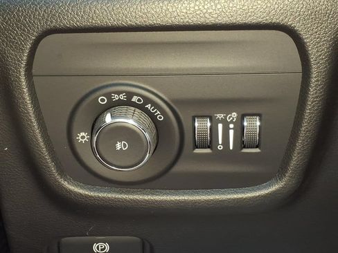 Used 2022 Jeep Grand Cherokee Overland w/ MOPAR Finishing Package AWD/4WD image 18