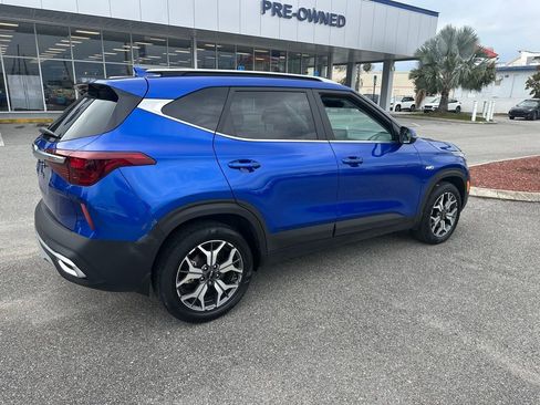 Used 2023 Kia Seltos EX image 3
