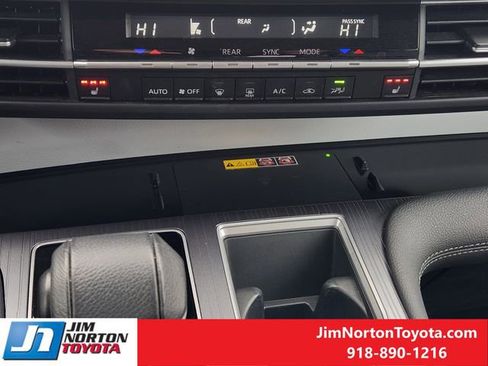 Used 2025 Toyota Sienna XLE image 21
