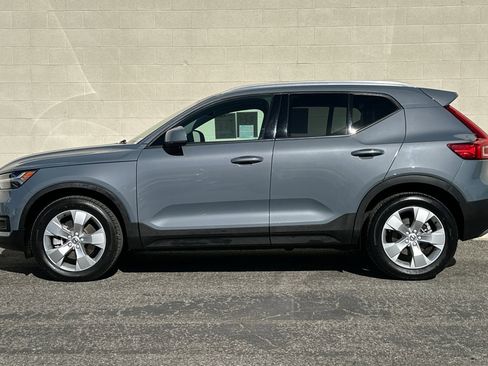 Used 2021 Volvo XC40 T5 Momentum w/ Premium Package image 7