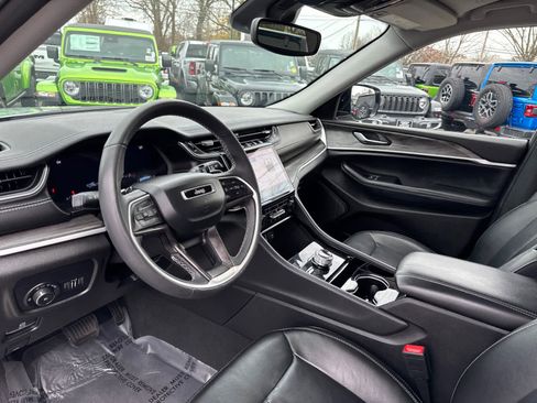 Used 2023 Jeep Grand Cherokee L Limited w/ Black Appearance Package image 12