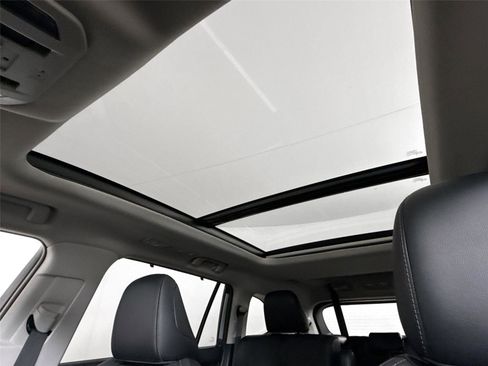 Used 2023 Toyota Highlander Platinum FWD image 6
