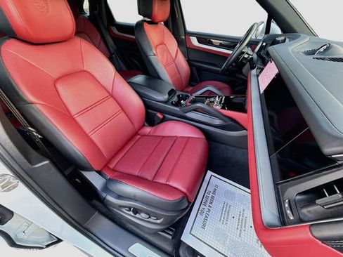 Used 2025 Porsche Cayenne S AWD/4WD image 14