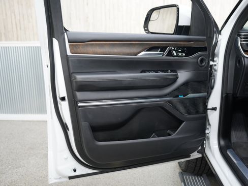 Used 2022 Jeep Grand Wagoneer Series II image 28