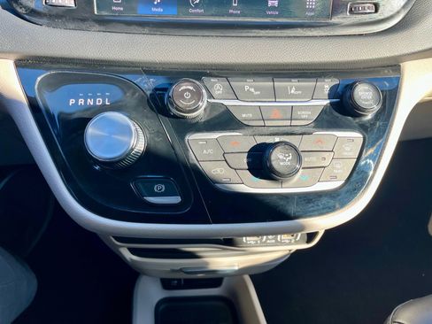 Used 2024 Chrysler Pacifica Touring-L image 25