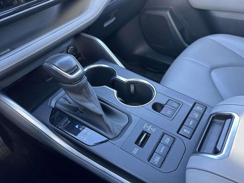 Used 2021 Toyota Highlander XLE image 25