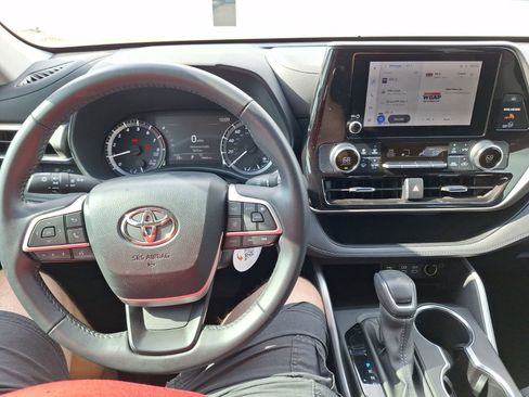 Used 2024 Toyota Highlander LE image 19