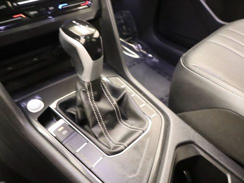 Used 2023 Volkswagen Tiguan SE w/ Panoramic Sunroof Package FWD image 9