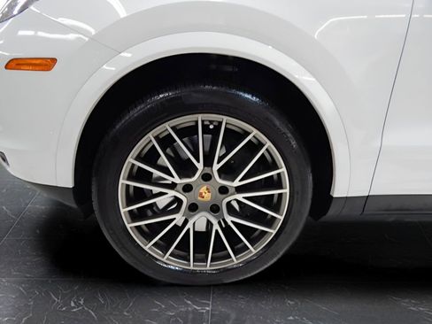 Used 2023 Porsche Cayenne Platinum Edition w/ Towing Package w/o Tow Ball image 10