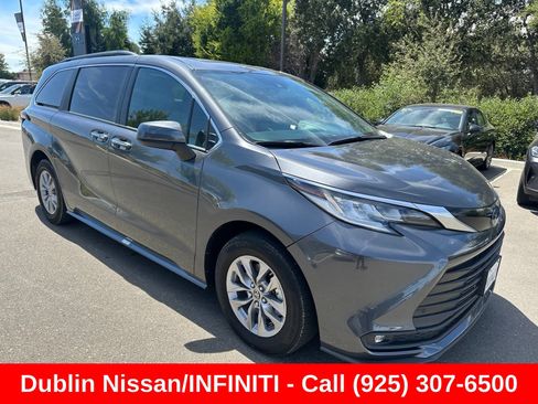 Used 2025 Toyota Sienna XLE FWD image 1