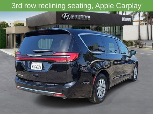 Used 2025 Chrysler Pacifica Select FWD image 3