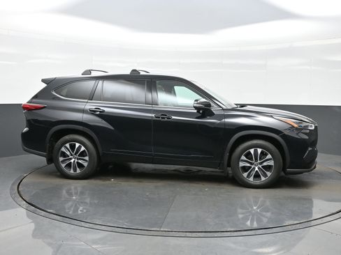 Used 2022 Toyota Highlander XLE image 7