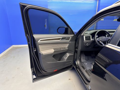 Used 2023 Volkswagen Atlas SE w/ Black Wheel Package image 10