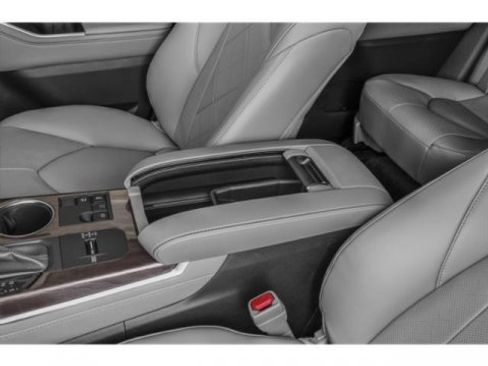 New 2026 Toyota Highlander Platinum image 17