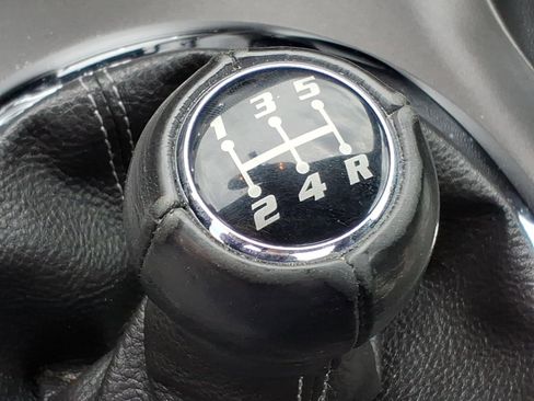 Used 2006 Pontiac Solstice Convertible w/ Premium Package RWD image 14