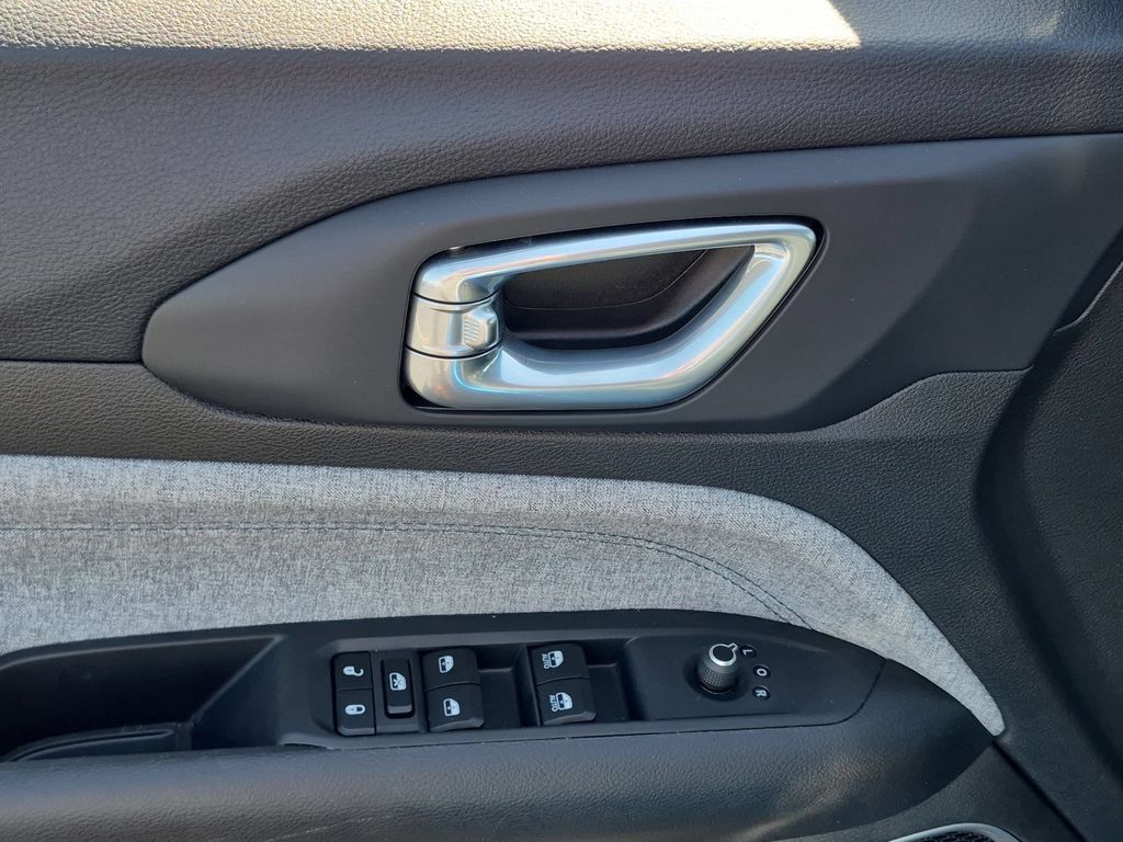 Certified 2025 Jeep Compass Latitude AWD/4WD image 11