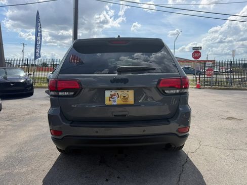 Used 2020 Jeep Grand Cherokee Laredo RWD image 5