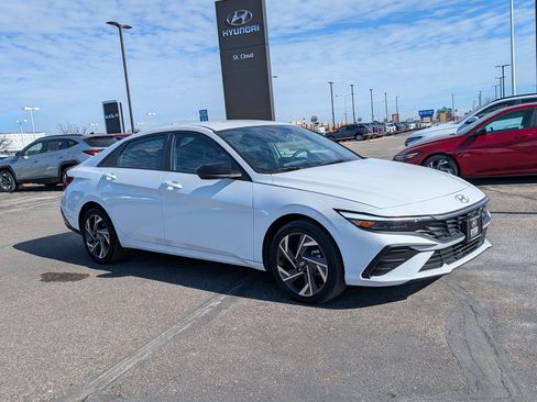 Certified 2025 Hyundai Elantra SEL image 7