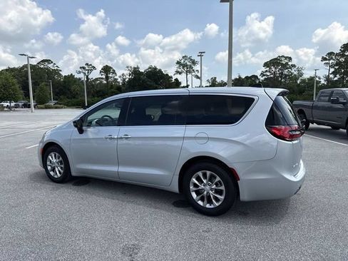 Used 2026 Chrysler Pacifica Limited FWD image 5