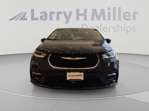 Used 2024 Chrysler Pacifica Touring-L FWD image 8