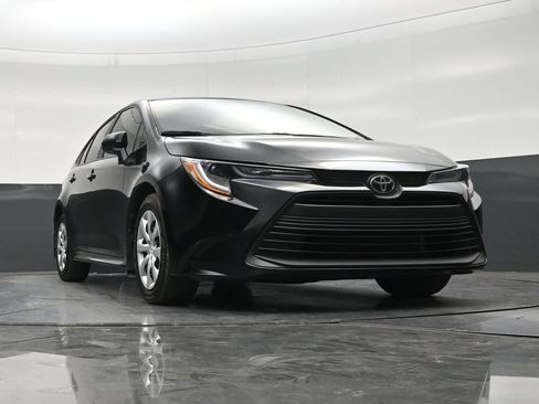 Used 2025 Toyota Corolla LE FWD image 26