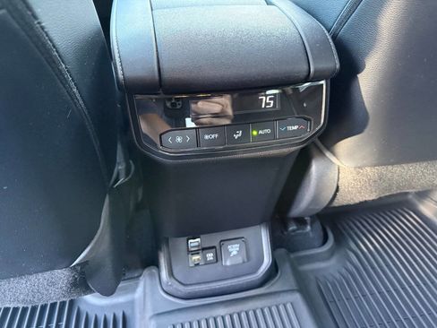 Used 2021 Toyota Highlander Limited image 19