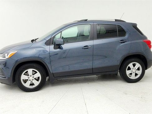 Used 2022 Chevrolet Trax LT w/ LT Convenience Package image 2