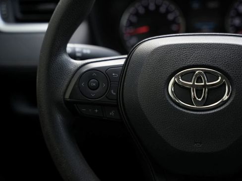 Used 2019 Toyota RAV4 LE FWD image 10