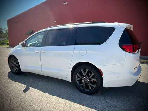 Used 2018 Chrysler Pacifica Touring-L Plus w/ Advanced Safetytec Group FWD image 3