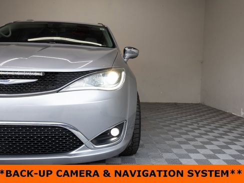 Used 2020 Chrysler Pacifica Limited image 5