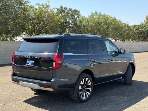 Used 2025 Ford Expedition Platinum w/ Driver's Package AWD/4WD image 3