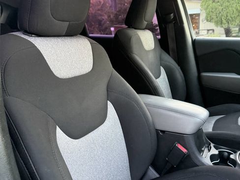 Used 2014 Jeep Cherokee Sport image 23