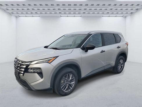 Used 2024 Nissan Rogue S image 2