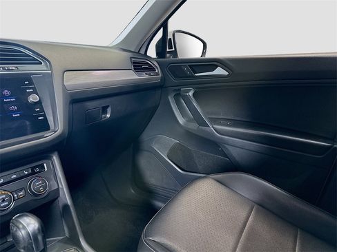 Used 2021 Volkswagen Tiguan SE w/ Panoramic Sunroof Package image 24
