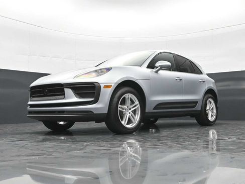 Certified 2025 Porsche Macan AWD/4WD image 36