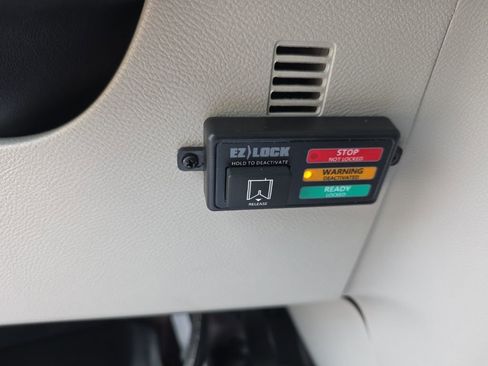 Used 2024 Chrysler Pacifica Touring-L FWD image 22