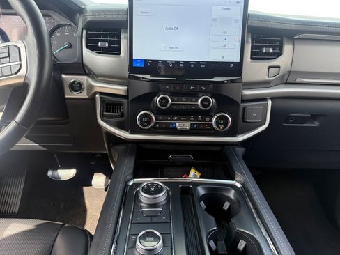 Used 2024 Ford Expedition XLT image 11