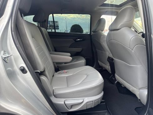 Used 2022 Toyota Highlander XLE FWD image 14