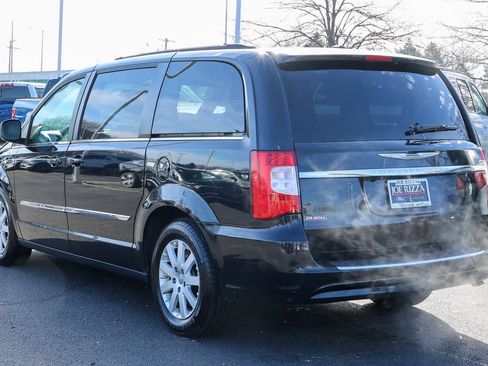 Used 2014 Chrysler Town & Country Touring FWD image 23